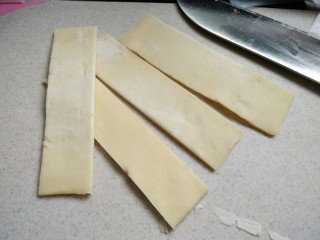 玫瑰苹果挞,取其中的一张切成四长条，两片牛油皮的话，可以做四朵