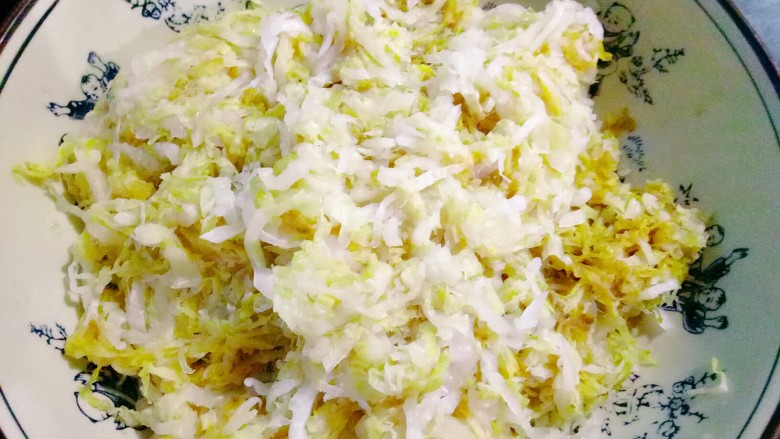 砂锅酸菜炖大骨头,将酸菜切丝，用清水洗干净后挤干水分。