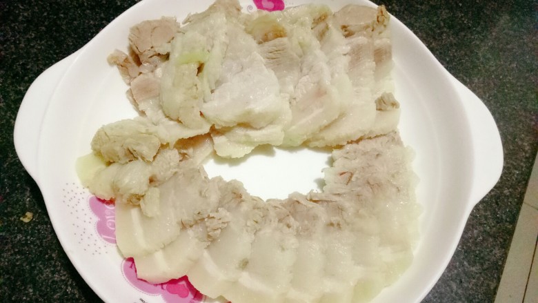 砂锅酸菜炖大骨头,切成薄片