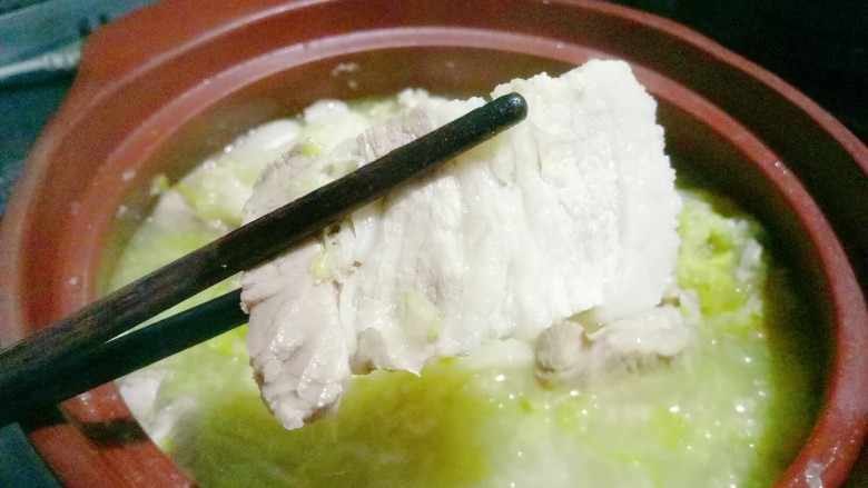 砂锅酸菜炖大骨头,肥而不腻（蘸蒜泥吃更香哟）
