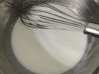 红糖戚风蛋糕卷（后蛋法）,用手动打蛋器搅打至完全乳化