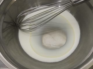 红糖戚风蛋糕卷（后蛋法）,先把牛奶和玉米油倒入大盆中