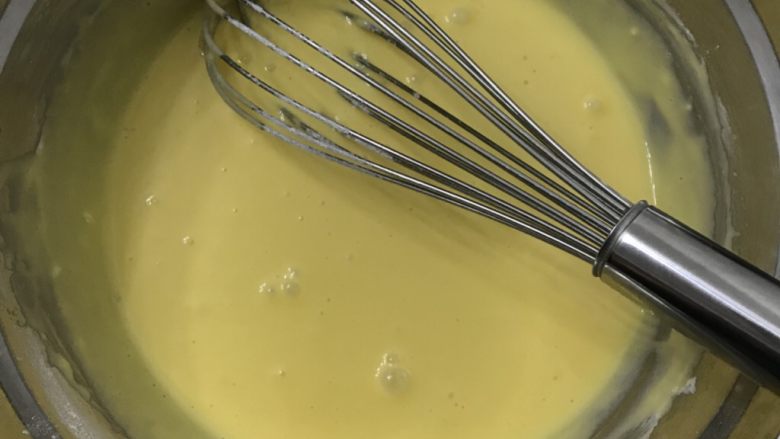 红糖戚风蛋糕卷（后蛋法）,用手动打蛋器搅拌均匀备用