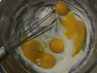 红糖戚风蛋糕卷（后蛋法）,蛋黄和蛋白分离，蛋黄直接放入面糊盆里，这样可以少洗一个盆