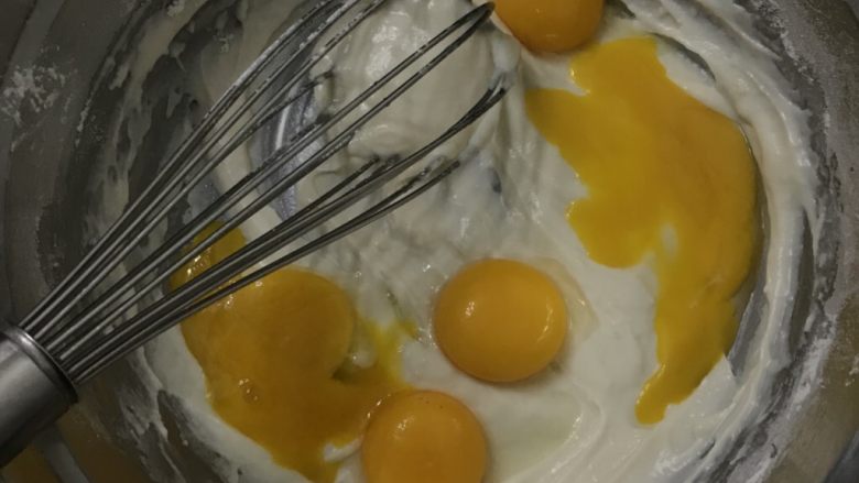 红糖戚风蛋糕卷（后蛋法）,蛋黄和蛋白分离，蛋黄直接放入面糊盆里，这样可以少洗一个盆