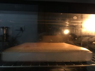 红糖戚风蛋糕卷（后蛋法）,送入提前预热好的烤箱中层上火160度下火170度28分钟