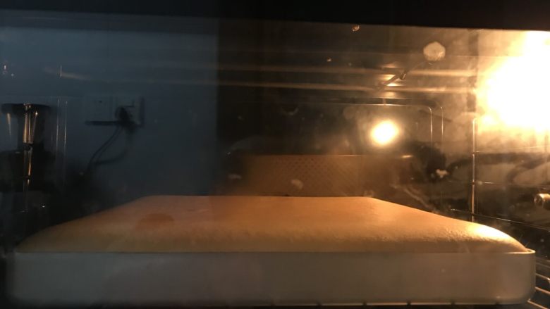 红糖戚风蛋糕卷（后蛋法）,送入提前预热好的烤箱中层上火160度下火170度28分钟