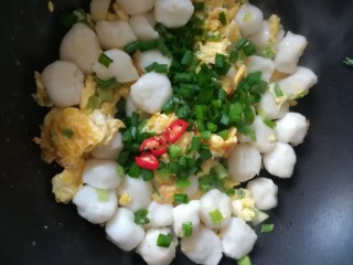 #客家美食#大禾米粄,下葱花和红辣椒，快速翻炒后出锅