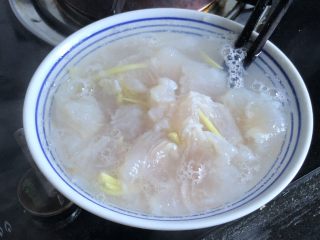 健身餐之西兰花龙利鱼片,水沸腾后舀两勺到腌鱼的碗里，烫出浮末，倒出，洗净鱼片，沥干。