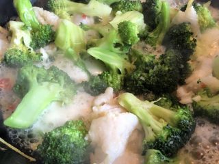 健身餐之西兰花龙利鱼片,煮开，即可起锅。