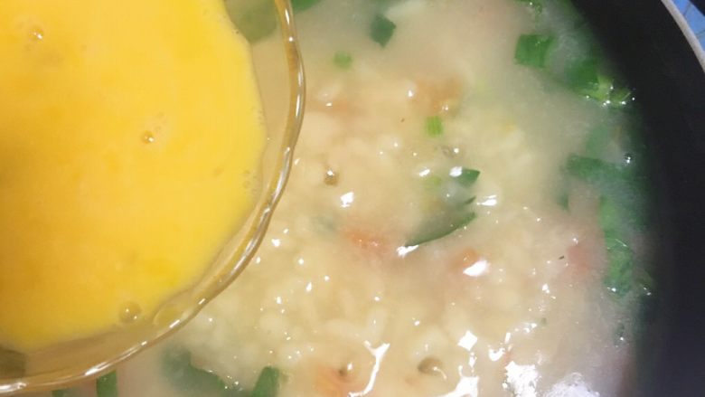 五彩疙瘩汤,倒入鸡蛋液，边倒边搅拌，即可出锅