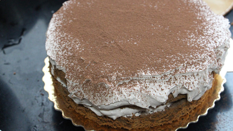 8寸脏脏蛋糕,表面筛一层巧克力粉。