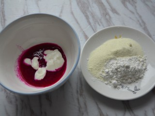 火龙果酸奶溶豆,准备好材料。