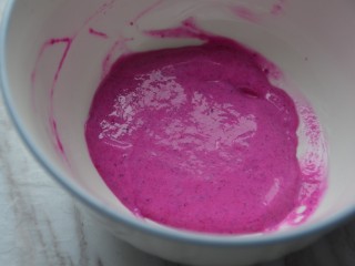 火龙果酸奶溶豆,火龙果泥和酸奶搅拌均匀。