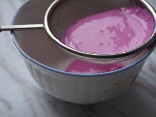 火龙果酸奶溶豆,再次过筛，这是为了后面溶豆做出来细腻漂亮~