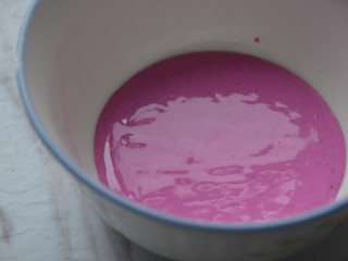 火龙果酸奶溶豆,过筛完的泥，待用。