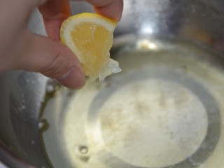 火龙果酸奶溶豆,开始打发蛋白。滴几滴柠檬汁，除了去腥，还稳定蛋白。