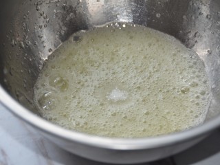 火龙果酸奶溶豆,高速打发至粗泡，加1/3糖。