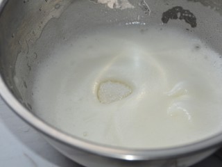火龙果酸奶溶豆,继续高速打发至细腻的泡，再加1/3糖。