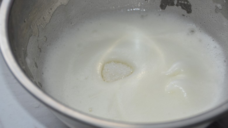 火龙果酸奶溶豆,继续高速打发至细腻的泡，再加1/3糖。