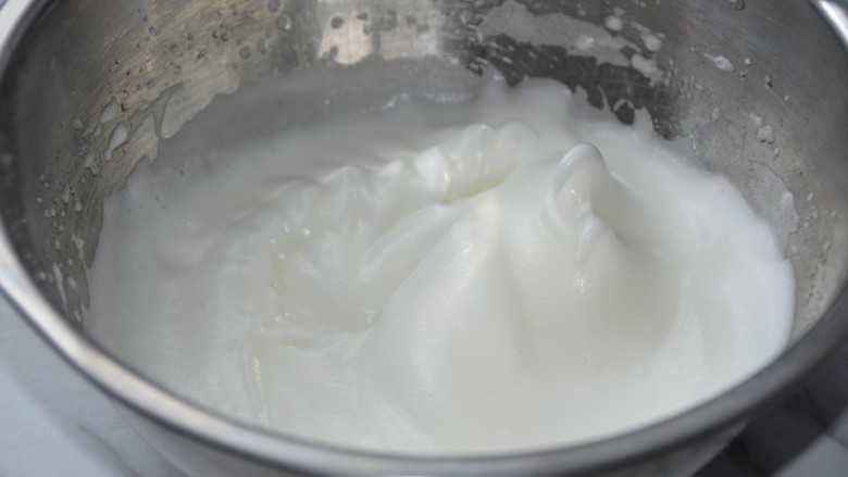 火龙果酸奶溶豆,继续高速打发纸出现纹路。