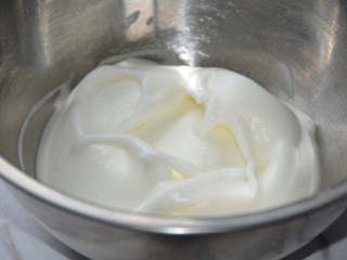 火龙果酸奶溶豆,用干净的硅胶铲（无水无油）把周围的蛋白霜铲至中间，怕周围的蛋白打发不完全。（此步可省略）