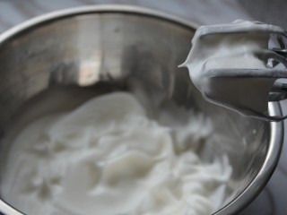 火龙果酸奶溶豆,开始低速打发，打到出现明显阻力，小直勾状态就OK了~