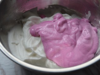 火龙果酸奶溶豆,倒回蛋白霜中。