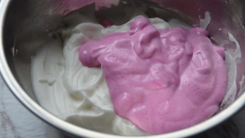 火龙果酸奶溶豆,倒回蛋白霜中。