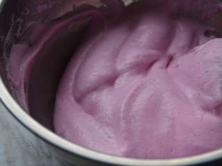 火龙果酸奶溶豆,切拌＋翻拌均匀。翻拌不要超过15下。夏天的话，动作一定要快。