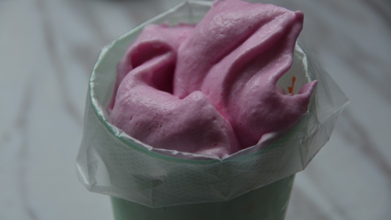 火龙果酸奶溶豆,装入裱花袋中。