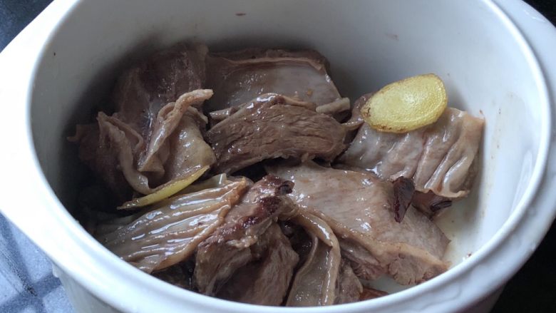 浓郁红烩牛肉,牛肉连同香料和炒出来的汤汁一起倒入慢炖锅的内胆。