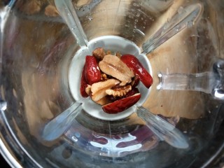 五谷好豆浆,泡好了之后将红枣核桃黑红豆放入豆浆机中
