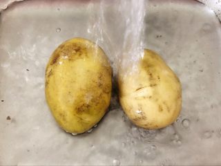 简单易学之炸薯条,土豆先用水洗干净