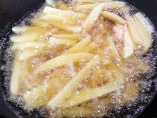 简单易学之炸薯条,锅里放入油，油热后放入土豆炸