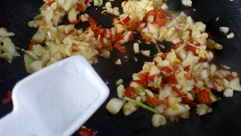 蒜香煸四季豆,放入一小勺盐调味。