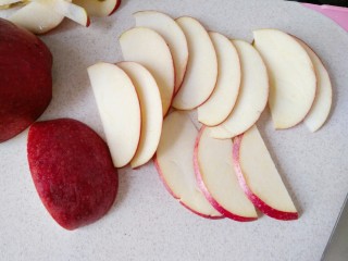 玫瑰苹果挞,然后将苹果如图中切成薄片