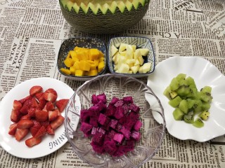 水果花篮,将猕猴桃，火龙果，草莓，芒果，苹果切丁
