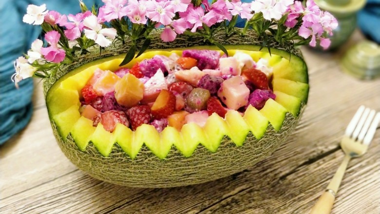 水果花篮,倒入花篮中，装饰后的水果花篮，看起来更有食欲！