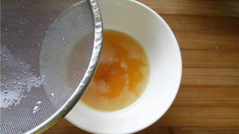 蔓越莓双色费南雪,焦化的黄油用筛网过滤掉渣。