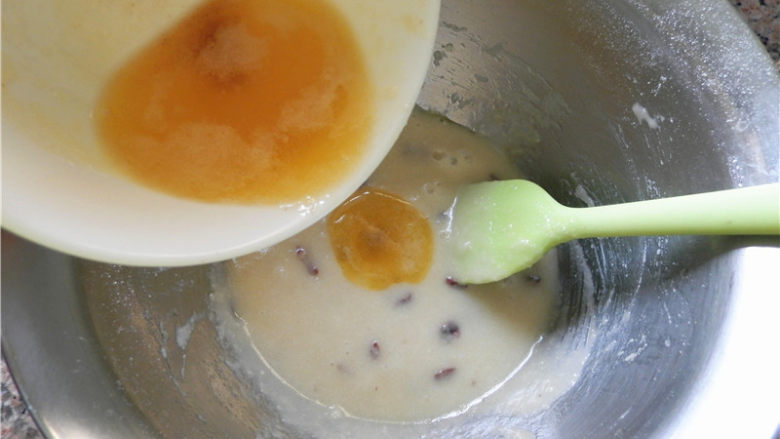 蔓越莓双色费南雪,待黄油还有余温时，分二次倒入面糊中。 