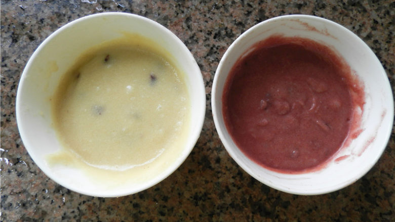 蔓越莓双色费南雪,分一半面糊倒入红曲粉碗中，混合拌匀成红色面糊。两碗面糊都用保鲜膜封起，入冰箱冷藏30分钟以上。
