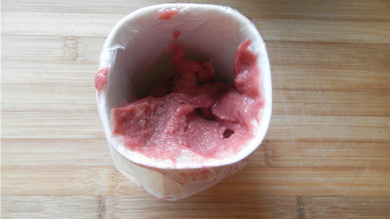 蔓越莓双色费南雪,将冷藏过的面糊取出回温，分别装入裱花袋中（预热烤箱：上下火180度）