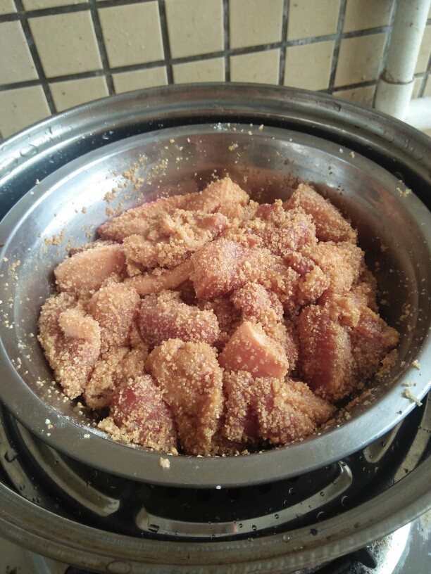 米粉肉,搅拌好了就可以放上锅中蒸了 
蒸到20到30分钟即可出锅