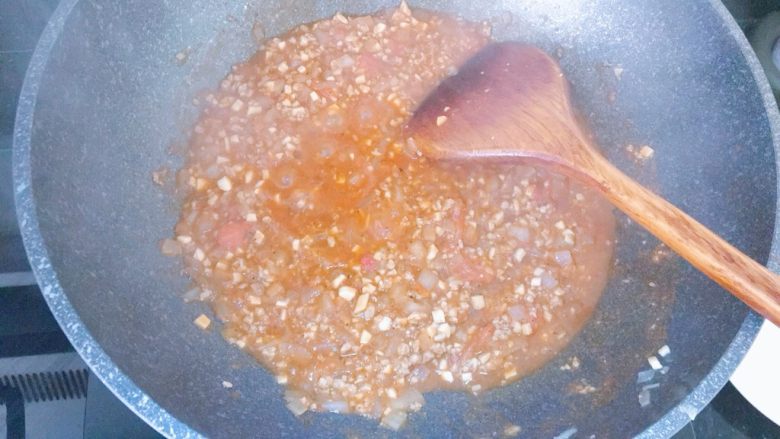 番茄蘑菇肉酱意大利面,大火煮至浓稠，没有多余水分