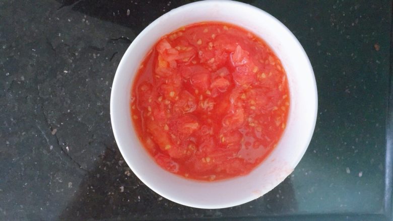 番茄蘑菇肉酱意大利面,番茄取出去皮切碎
