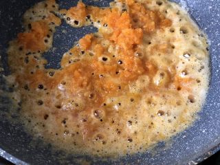 时令菜谱-网红艾草青团,平底锅加热，倒油，放入压碎的咸蛋黄炒出香味。