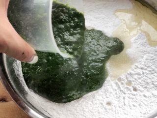 时令菜谱-网红艾草青团,将艾草糊称热倒入粘米粉和糯米粉中，根据米粉的吸水性，用筷子边搅拌边倒。我一共加了510ml艾草糊。