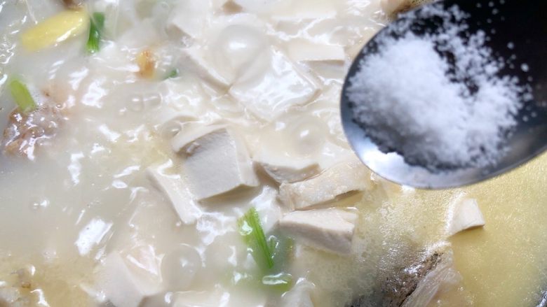 鱼头豆腐汤,放入5g盐巴，大火炖8分钟