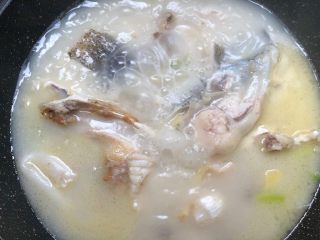 鱼头豆腐汤,这是炖了20分钟的样子，奶白色的汤是不是很诱人